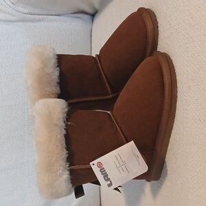 NWT Girls Lamo boots, size 3